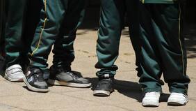 Compañeritos llegaron contando todo a la casa: denuncian que profesora encerró a niño de 5 años en una caja y se sentó