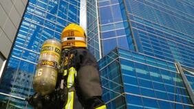 Regresa corrida del Cuerpo de Bomberos hacia la cima de la Torre Costanera