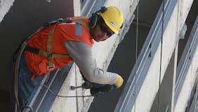 Conozca las claves de asegurarse correctamente para trabajar en alturas