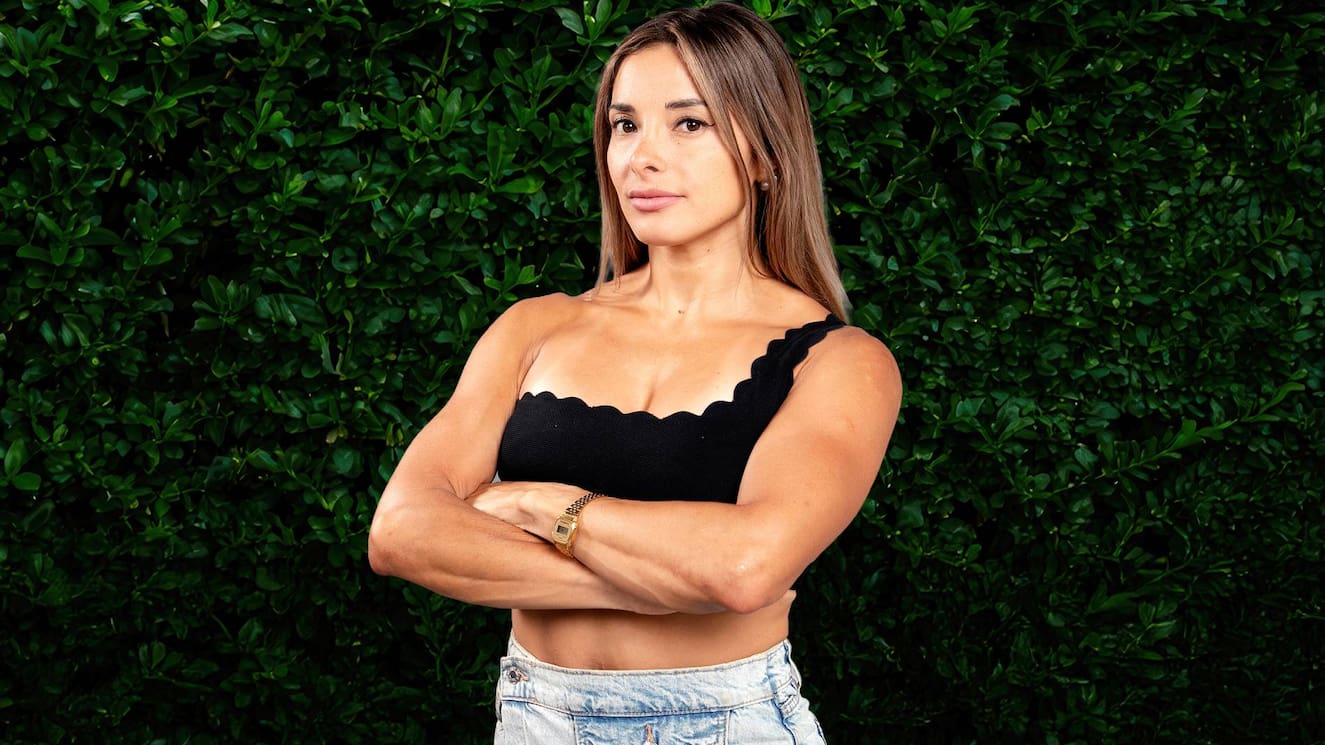 Deportista y con pasado en TV: el nutrido CV de Carolina Vergara, la mujer “más musculosa” de Vecinos al límite