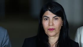 “Uno no elige familia, el color de piel...”: Ministra Lincolao tuvo que explicar dichos sobre “el regalo” de “haber sido pobre”