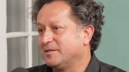 “¡¿Cómo nadie dice nada?! ¿Cómo tan penca, hueón?!”: Daniel Alcaíno lanza dardo al gobierno y queda al borde del llanto