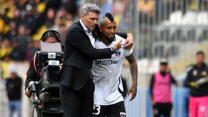 “Lo difícil lo hace fácil”: Fernando Ortiz llenó de elogios el nivel de Arturo Vidal en Colo Colo