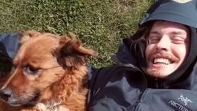 Inesperado encuentro: Lewis Shawcross sorprende posando junto a “Brownie”, el perro de Gabriel Boric