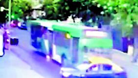 ¡Pánico y locura en el centro! Micro arrastró a taxi por dos cuadras