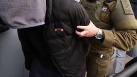 Detalles en prenda lo delató en plena clase: arrestan a escolar que usaba ropa robada desde la casa de su profesora