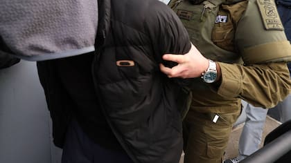 Cae sujeto de 20 años tras cobarde asesinato de joven de 23 que remece a Puente Alto: testigo vio todo y lo echó al agua