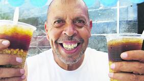 El "Conejo" se pegó el salto y ahora vende mote con huesillo