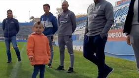 Niño iraní viajó a Chile para conocer a Arturo Vidal