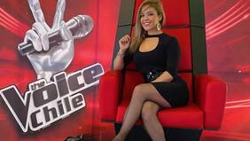 "El atuendo (de concursante de The Voice) causó tanto escozor a la vista de Yuri, quien señaló que era demasiado sensual... Ante eso Camila Gallardo encara a Yuri", afirman en Que Te Lo Digo