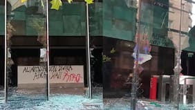 Manifestantes vandalizan edificio de Junaeb: hay tres menores de edad detenidos