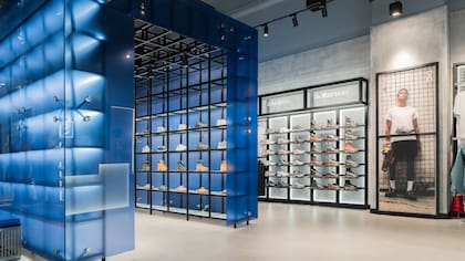 Tienda que reúne calzado, vestuario y accesorios “premium” llega a importante centro comercial: anuncian apertura de más locales en Chile