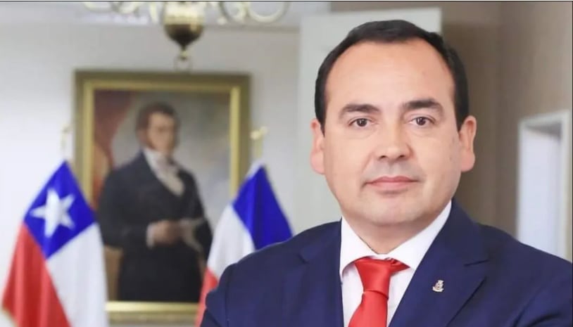 Tiene otra causa por delitos sexuales: denuncian a alcalde de Chillán Viejo por agredir a funcionario municipal tras tomar whisky