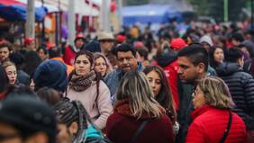 Más mujeres que hombres: INE establece que en Chile hay 18.751.405 personas