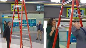 Conductores de Mega desafían la mala suerte y pasan por debajo de una escalera