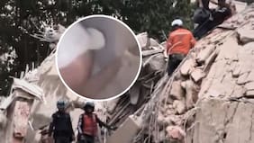 Regañó al marido bajo los escombros y se hizo viral: Graban “pelea” de pareja en medio de dramático rescate en Venezuela