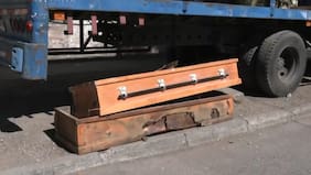 Macabro: encuentran ataúdes presuntamente usados en plena vía pública en Quinta Normal