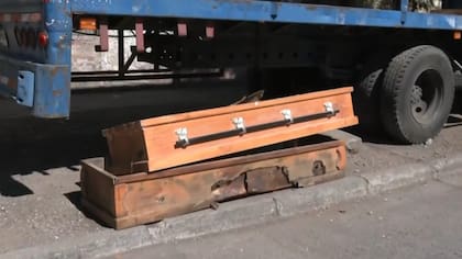 Macabro: encuentran ataúdes presuntamente usados en plena vía pública en Quinta Normal