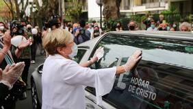 El aplaudido adiós a Tomás Vidiella en las afueras del Teatro Oriente, donde actuó por última vez