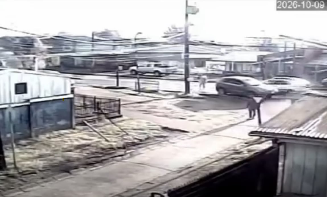 Cámara de seguridad captó el momento del atropello y la fuga del conductor.