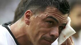 Lesión de Esteban Paredes pone en juego su participación en el superclásico