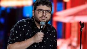 "Tenía una relación con una chiquilla. Terminó conmigo. Me cag... con el doble oficial de Ana Gabriel (que concursó en Mi Nombre Es)", relata el comediante Luis Slimming