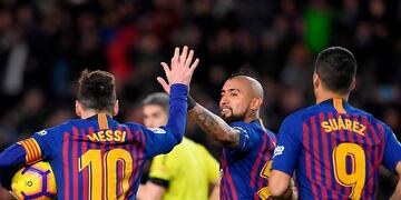 Barcelona's Argentinian forward Lionel Messi (L) celebrates with Barc