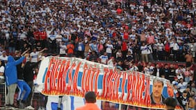 Presidente de la UC se querella contra barristas que provocaron incidentes en el Estadio Nacional