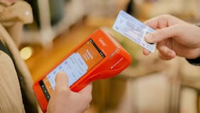 Pago con carnet bajo la lupa: advierten grave falla de seguridad tras difusión de QR en TV