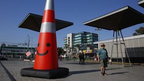 El primo de la Pequeña Gigante: cono de cinco metros se instaló en plena Plaza de Maipú
