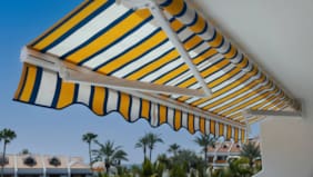 Toldos inteligentes y terrazas seguras para disfrutar el sol sin preocupaciones