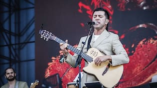 Gepe hace frente al calor con fruta y té en el Lolla y Cancamusa de invitada estelar