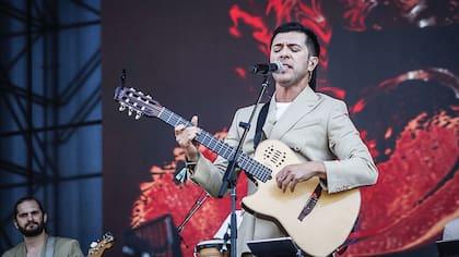 Gepe hace frente al calor con fruta y té en el Lolla y Cancamusa de invitada estelar