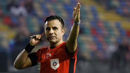 El chileno Piero Maza cometió grosero error durante partido de Boca: los jugadores lo notaron