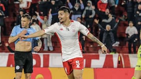 Williams Alarcón dejó La Roja por lesión pero jugó con su equipo en Argentina