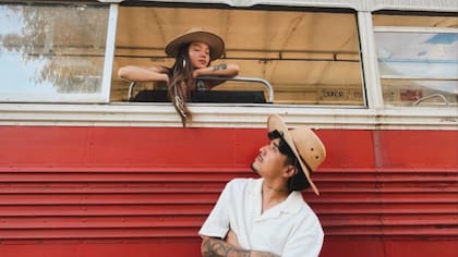 Junta la tradición y lo actual: escucha “El Chachachá” de Emiliana y Astronautiko