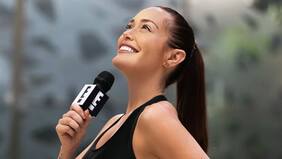 Carla Medina, figura del canal E! Latino en las grandes alfombras rojas: "Al portar un micrófono que trae el logo de E! la gente se detiene, se forma para poder hablar..."