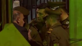 Ni el gas pimienta lo calmó: Carabineros abate a sujeto que atacó a funcionario y hiere a joven conscripta del Ejército