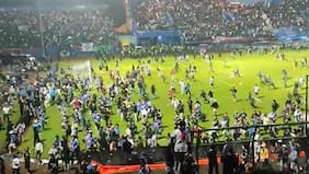 Partido de fútbol terminó en tragedia en Indonesia: al menos 127 personas fallecieron tras batalla campal en la cancha