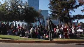 Bolivia repatriará a ciudadanos que acampan fuera de consulado en Providencia