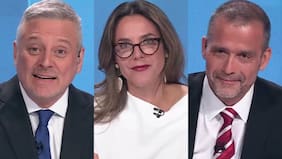 Desde el enterito Marrakesh de Julia Vial al traje a medida de Juan Manuel Astorga: el “impecable” look de los periodistas del debate