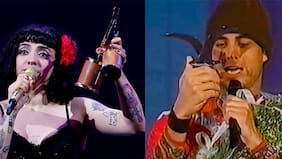 Cuando Mon Laferte donó sus trofeos anoche en la Quinta Vergara tuiteros recordaron a Enrique Iglesias lanzando la Gaviota al público en Viña 2000