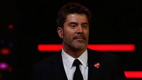 Juan Carlos "Pollo" Valdivia aperra solo y el público lo aplaude