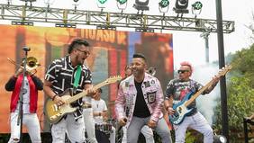 Tomo Como Rey le prestó ropa a Damas Gratis previo a su show en Olmué: “La censura en el arte nunca está bien”