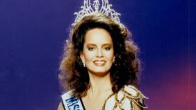 "Recibo la corona y empiezo a caminar y a hacer así (a saludar con la mano), y empiezo a mirar y digo ‘¿qué estoy haciendo?’. Me sentí tan ridícula...", relata Cecilia Bolocco sobre el Miss Universo