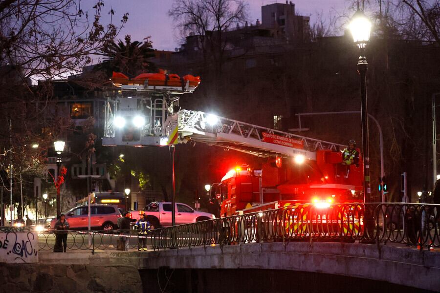 Rescate de cuerpo en el Río Mapocho (Foto: Aton)
