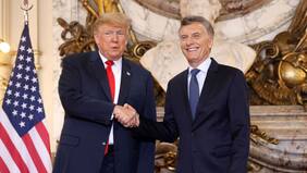 El oso de Donald Trump a Macri en pleno escenario