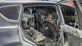 Sujetos prenden fuego a camioneta con persona en su interior en Santiago