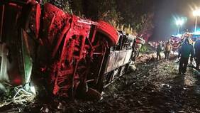 Trasladaba a más de 40 pasajeros: Bus volcó en la Ruta 5 Sur cerca de Loncoche