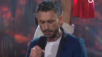 “¡Qué falta de respeto!”: Pinilla no se supo la letra de la canción, la leyó del celular y lo evaluaron con un 1